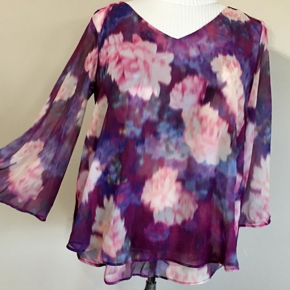 Jennifer Lopez Tops - 💰3/$15 Jennifer Lopez Flower Print Blouse